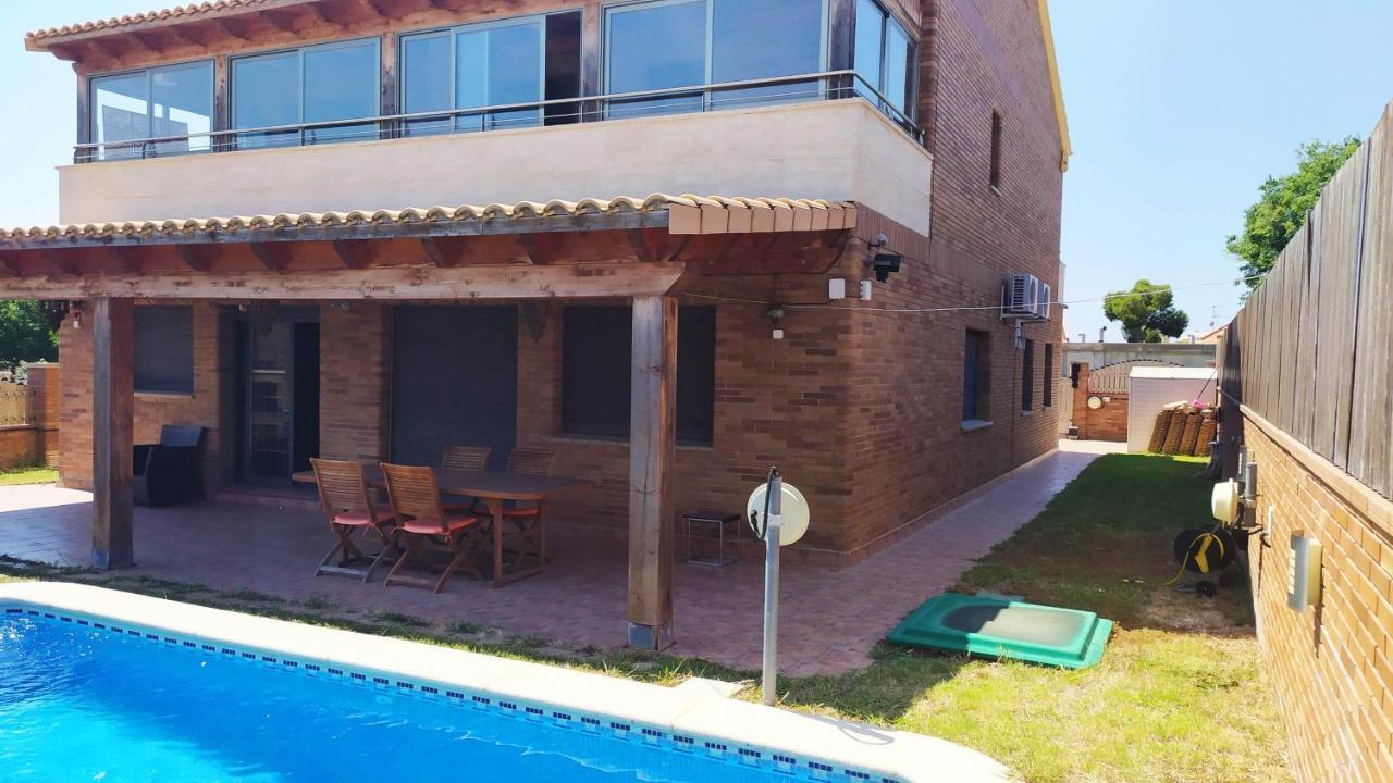 Chalet Moderno Con Piscina En Calafellヴィラ エクステリア 写真