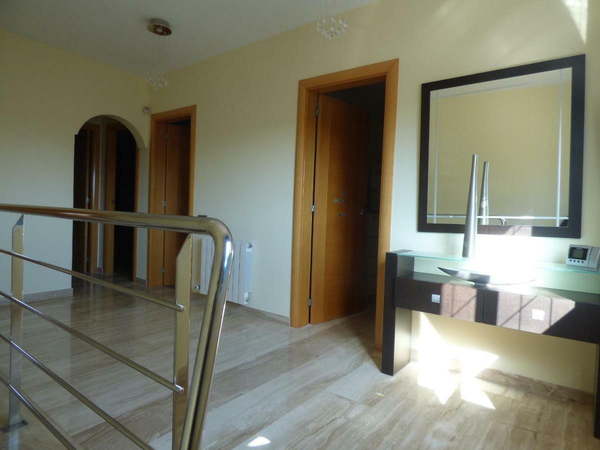 Chalet Moderno Con Piscina En Calafellヴィラ エクステリア 写真
