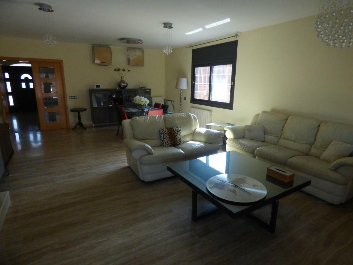 Chalet Moderno Con Piscina En Calafellヴィラ エクステリア 写真